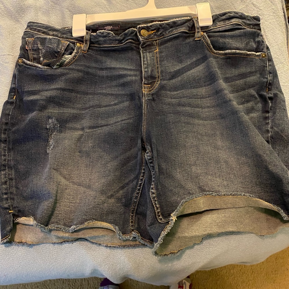 Vigors gently used size 20 stretchy jean shorts with a distressed look.